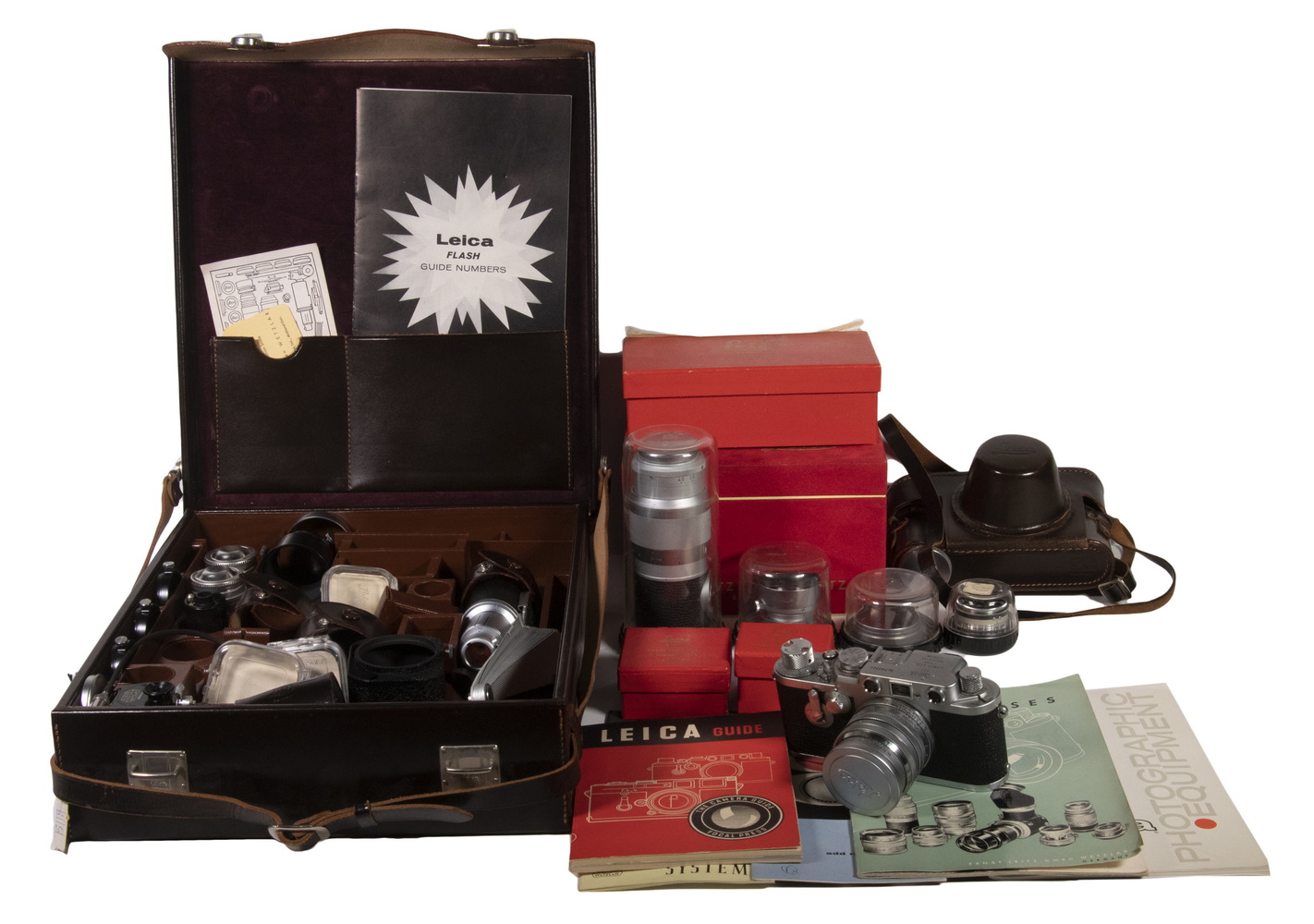LEICA LEITZ 35MM CAMERA WITH ACCESSORIES 2b3ad5