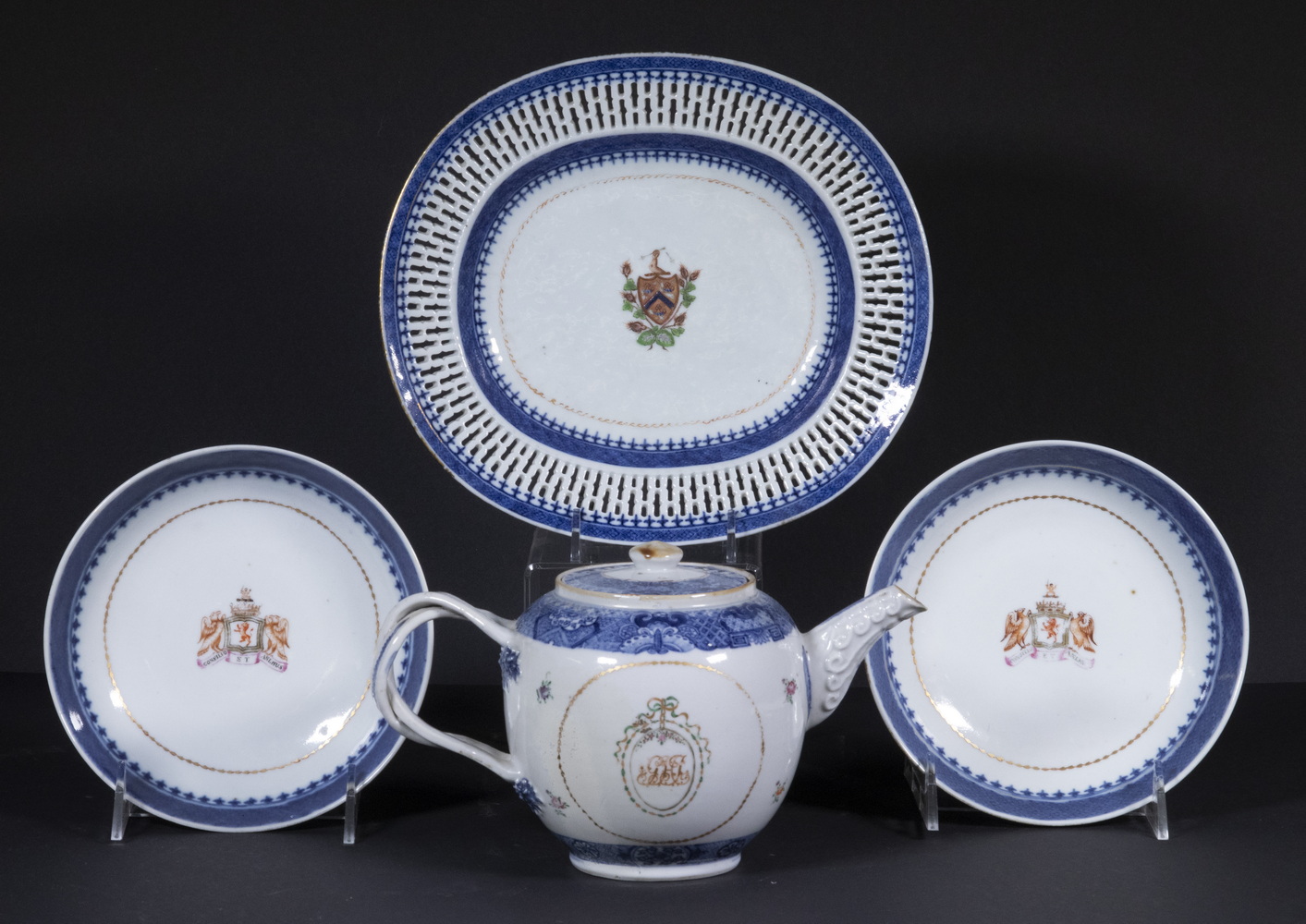 CHINESE EXPORT ARMORIAL PORCELAIN 2b3be6