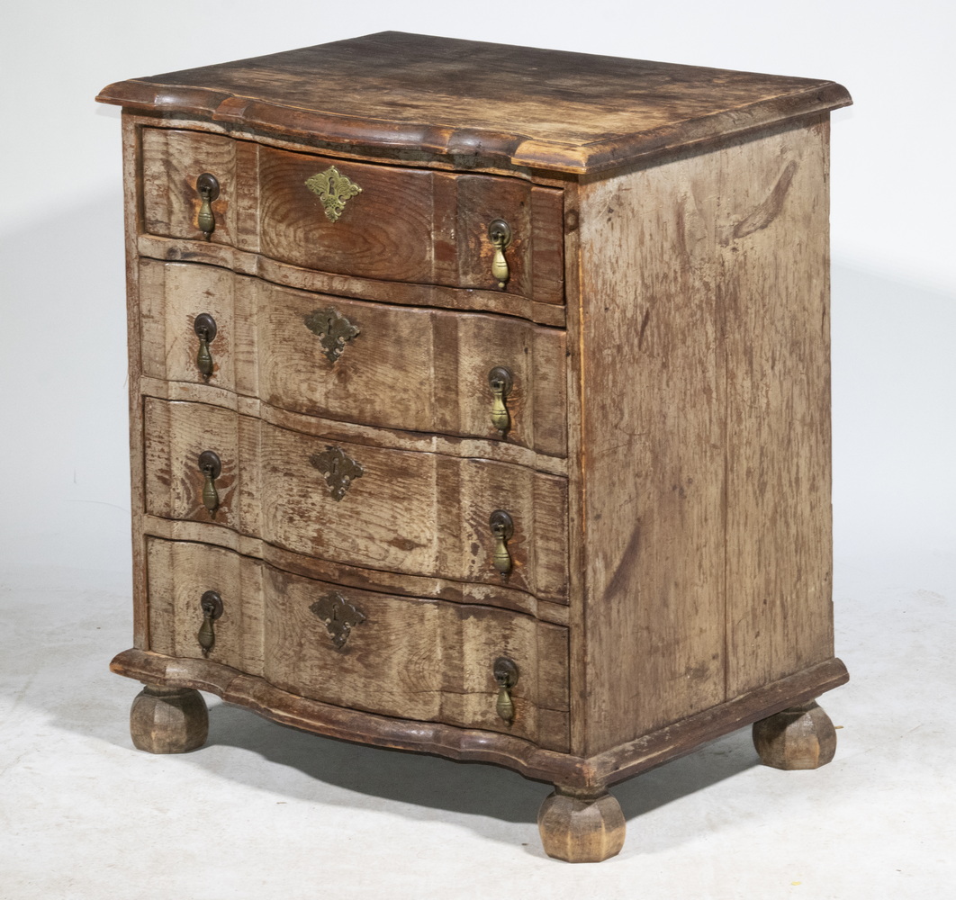 EARLY CONTINENTAL OAK CHEST Petite 2b3c66