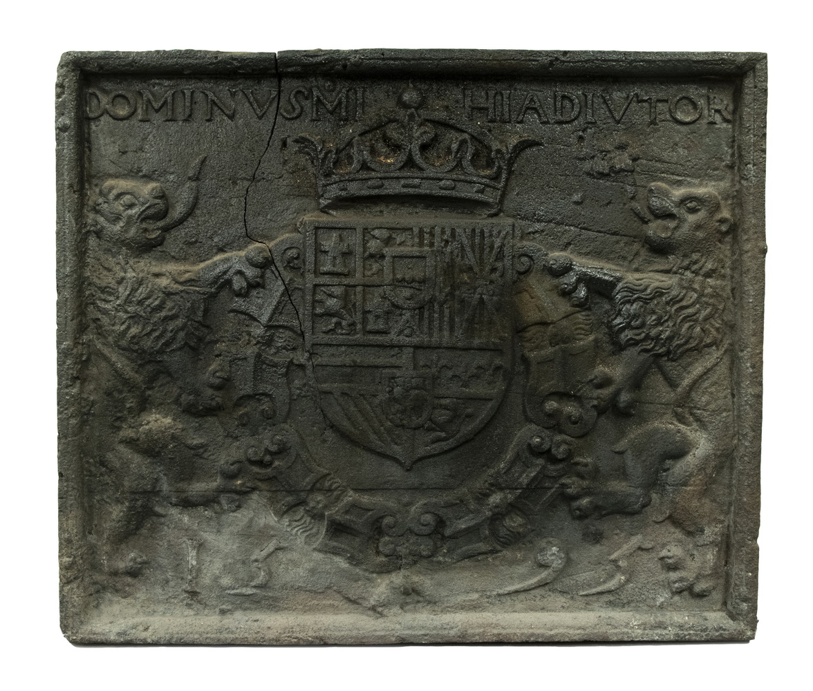 16TH C IRON FIREBACK WITH CREST 2b3c98