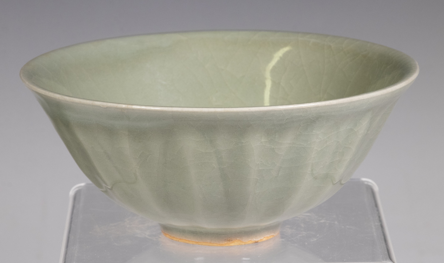 FINE CHINESE LONGQUAN BOWL (1260-1368)