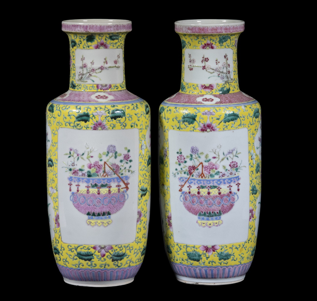 PR OF CHINESE ROULEAU VASES IN 2b3de1