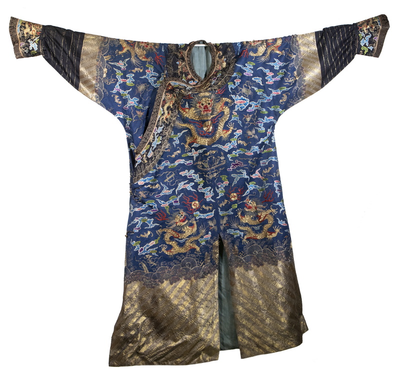 CHINESE EMBROIDERED SILK ROBE Early 2b3e09