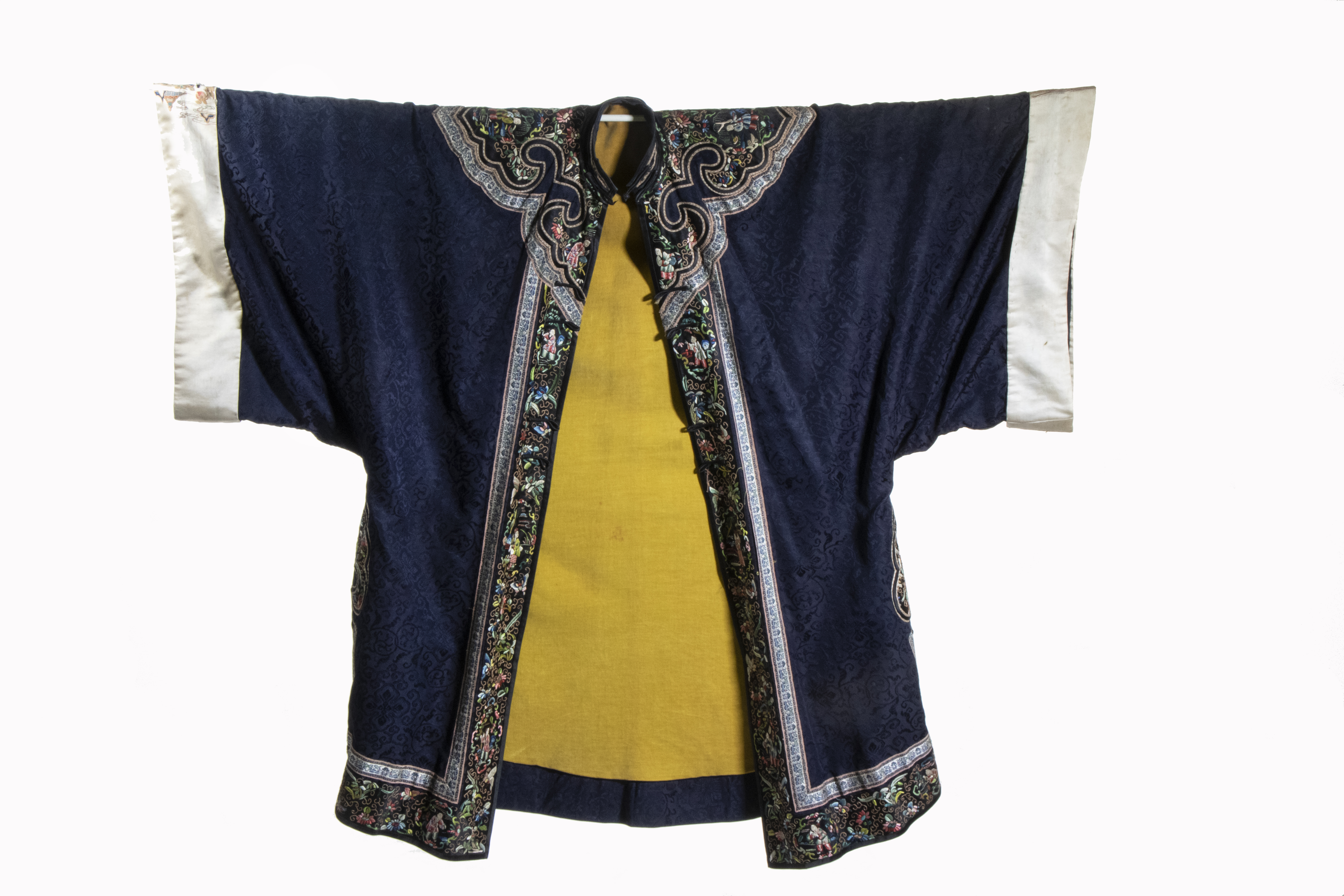 CHINESE SILK ROBE Early 20th c.