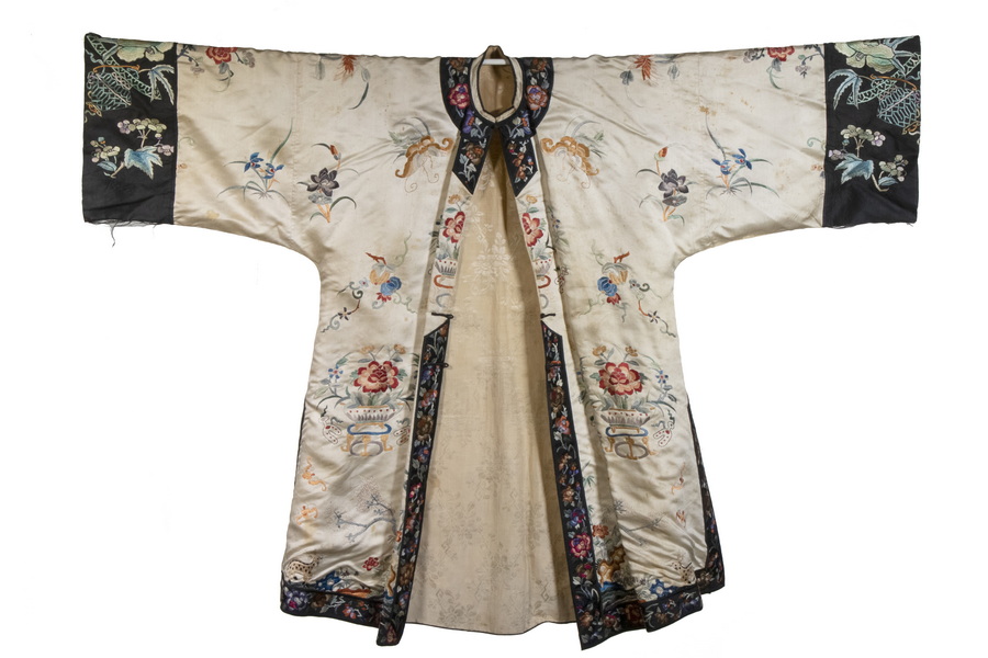 CHINESE EMBROIDERED SILK ROBE Early 2b3e0d