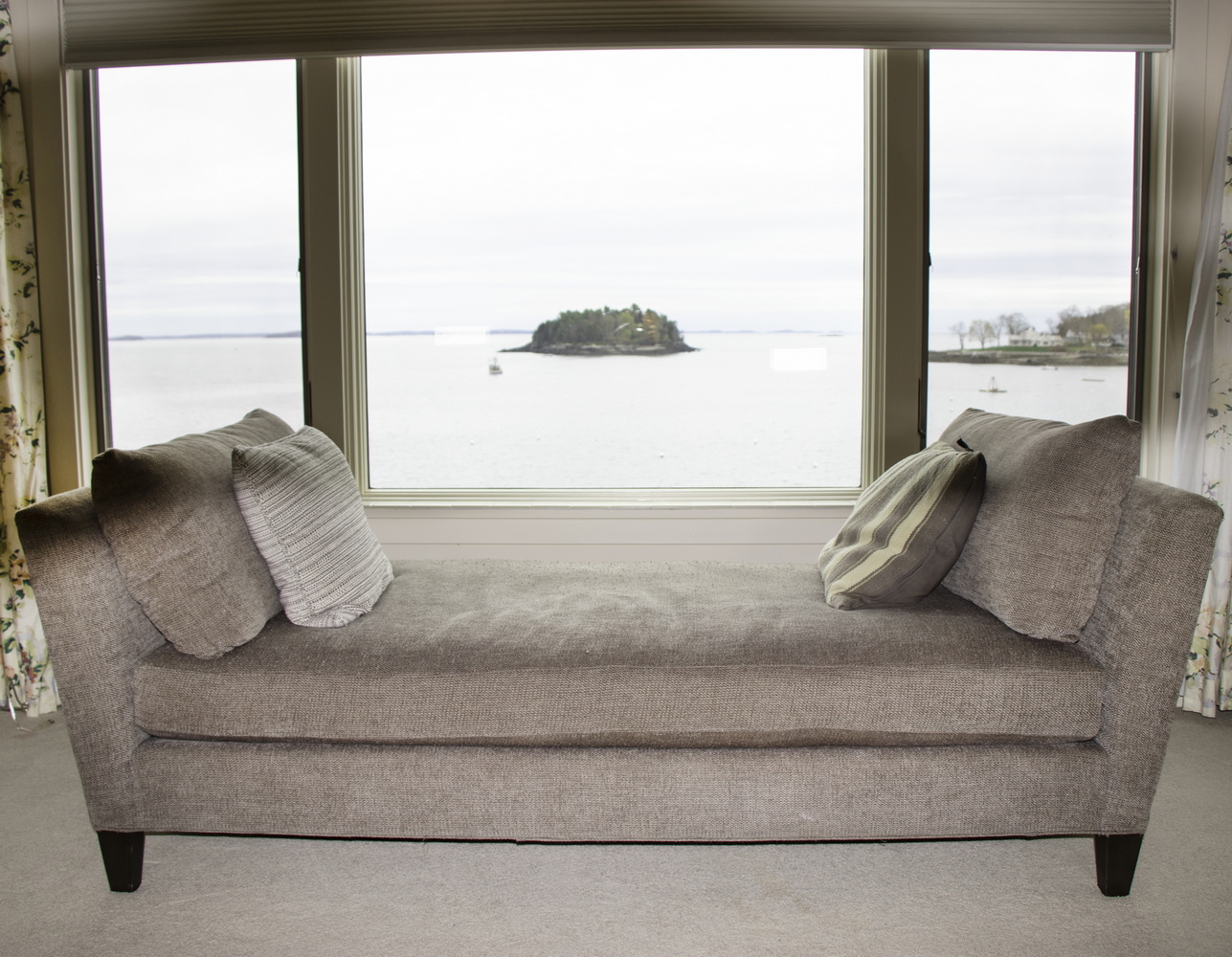 UPHOLSTERED DAYBED WITH CUSHIONS