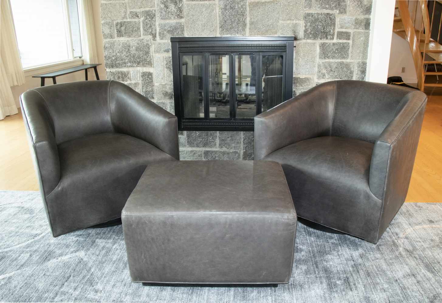 PR OF BLACK LEATHER ARMCHAIRS WITH