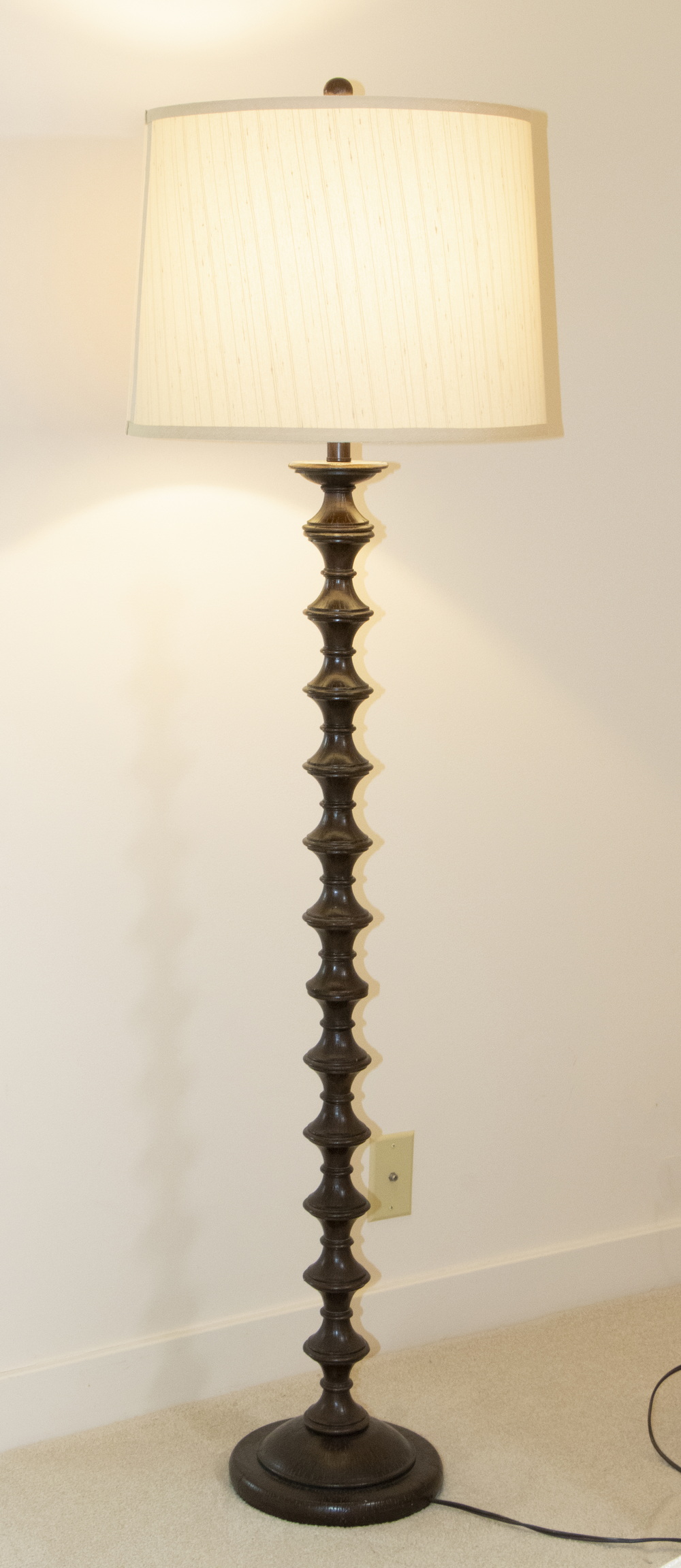 CARVED WOODEN FLOOR LAMP Dark-stained
