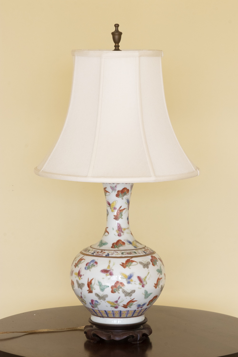 ASIAN VASE LAMP An Asian vase painted 2b3e4d