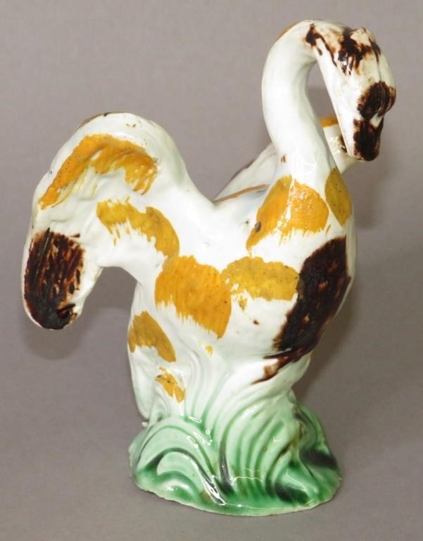 CREAMWARE SWAN FIGURALca 1780  2b7579