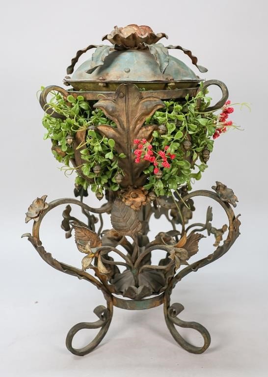 IRON VICTORIAN GARDEN PLANTER BANKIron