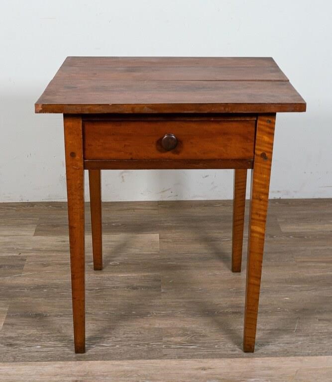 AMERICAN ARTS AND CRAFTS SIDE TABLEAmerican