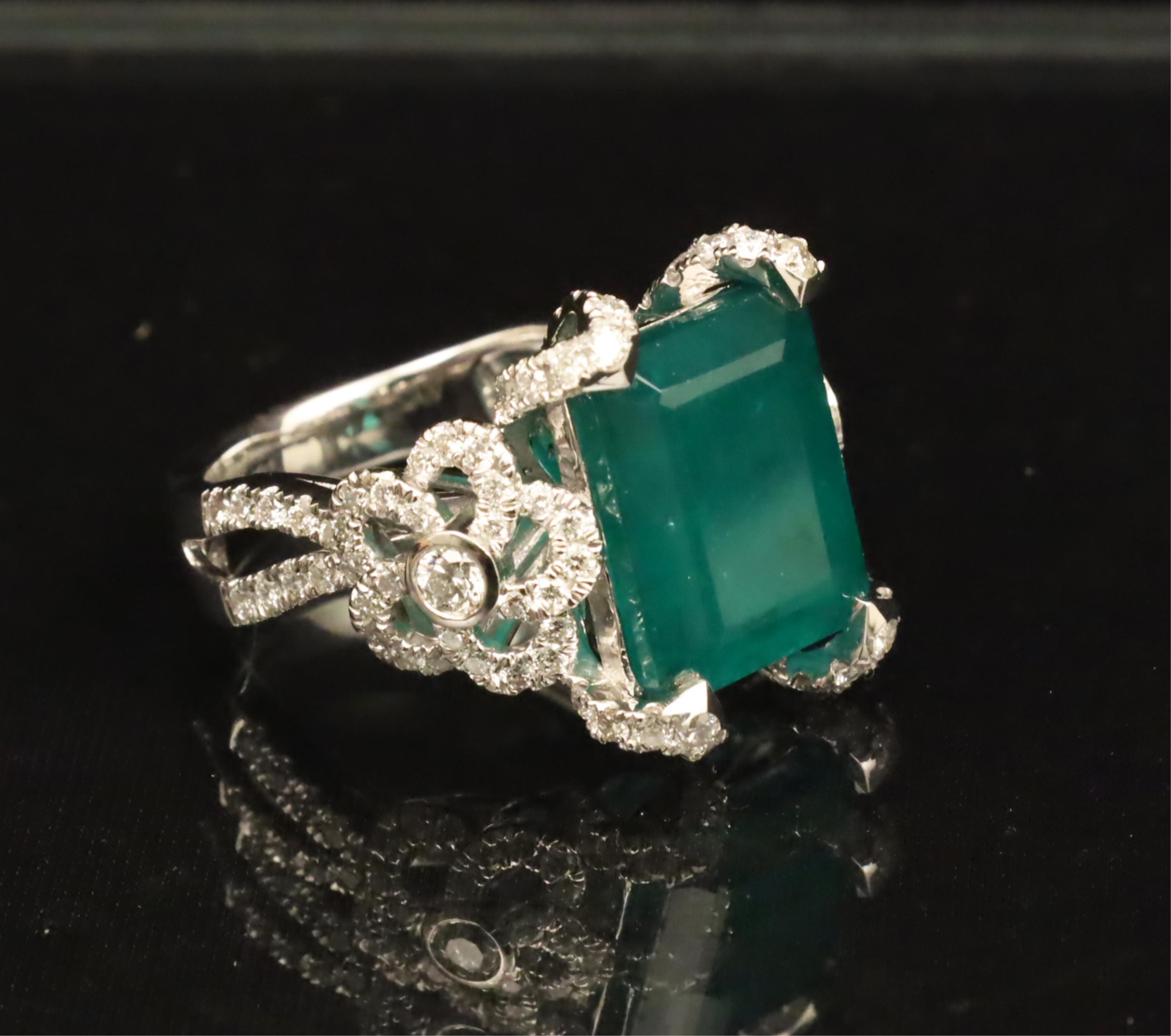 PLATINUM EMERALD AND DIAMOND RING 2b7989