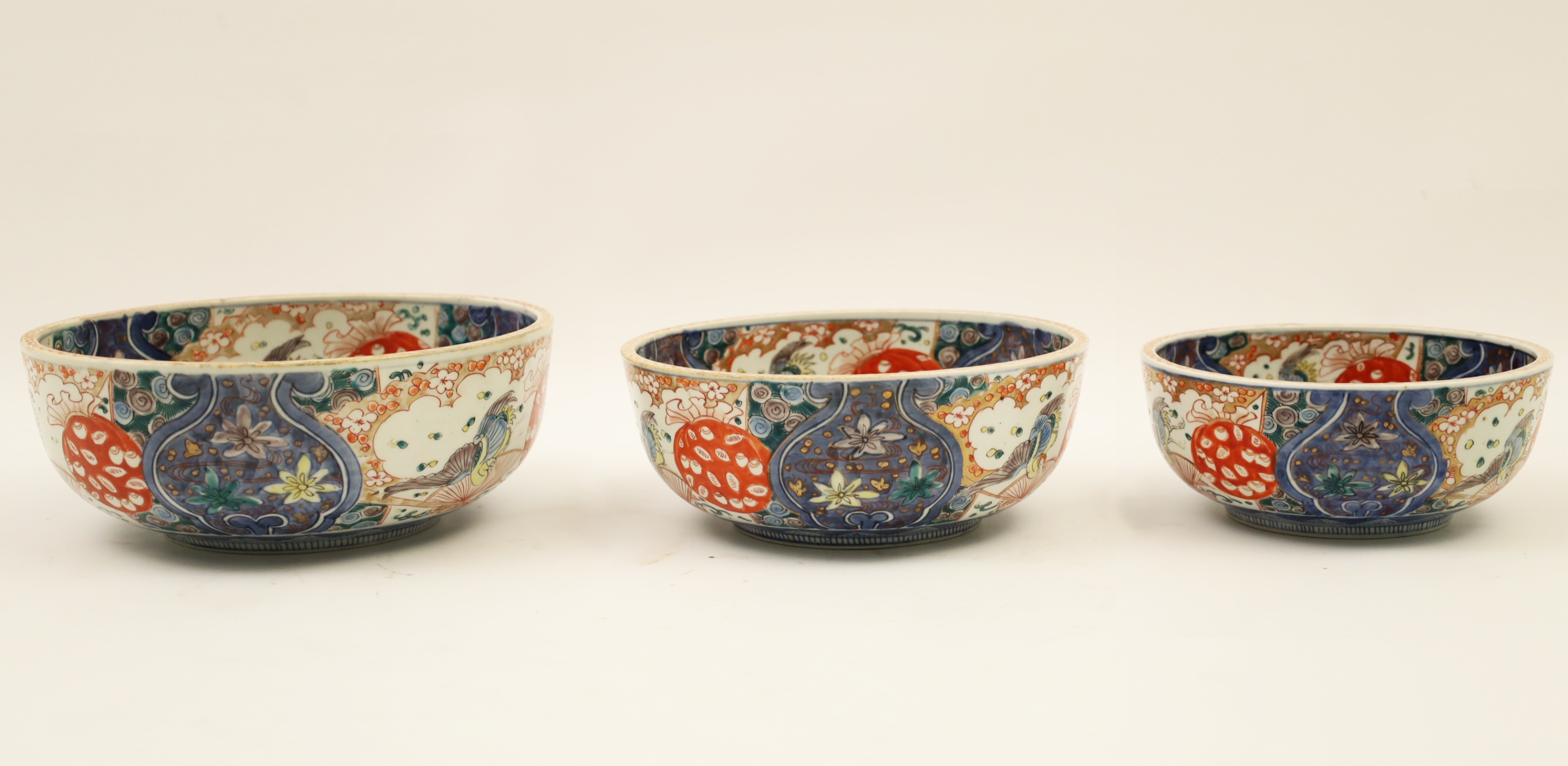 GRADUATING NEST OF 3 IMARI PORCELAIN