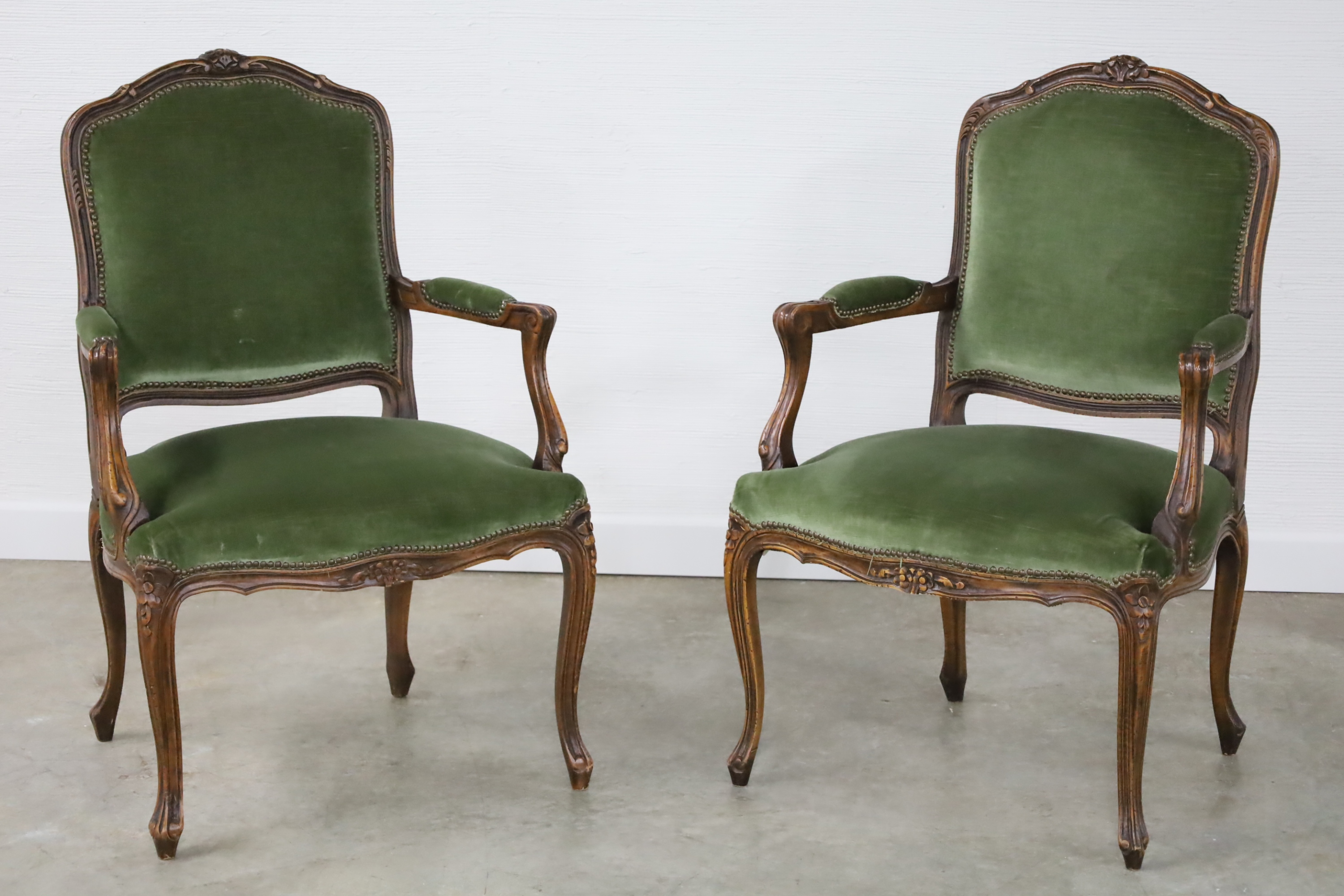 PAIR OF LOUIS XV STYLE CARVED WALNUT 2b7acc