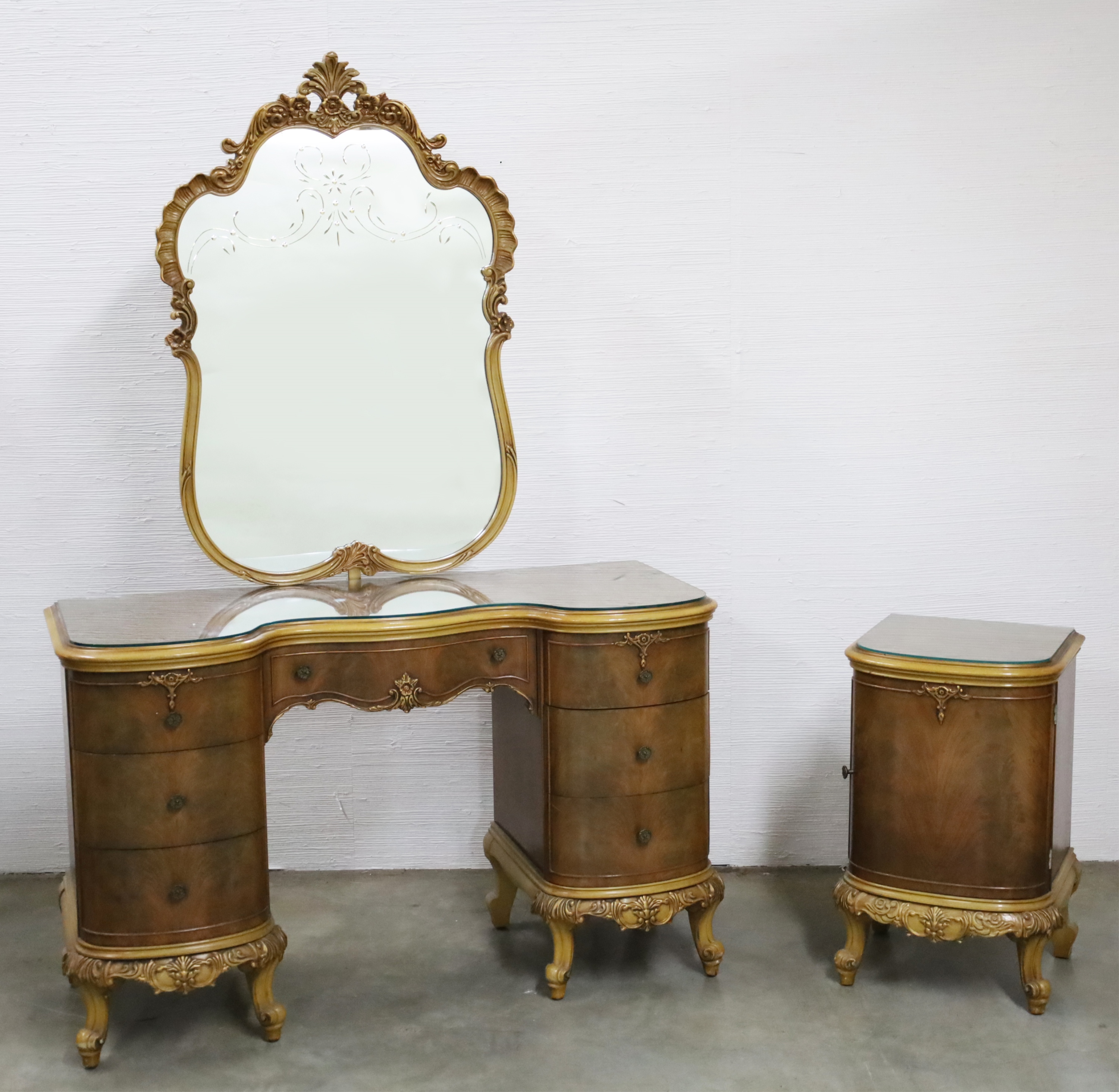 ITALIAN STYLE FURNITURE SUITE Consisting 2b7b30