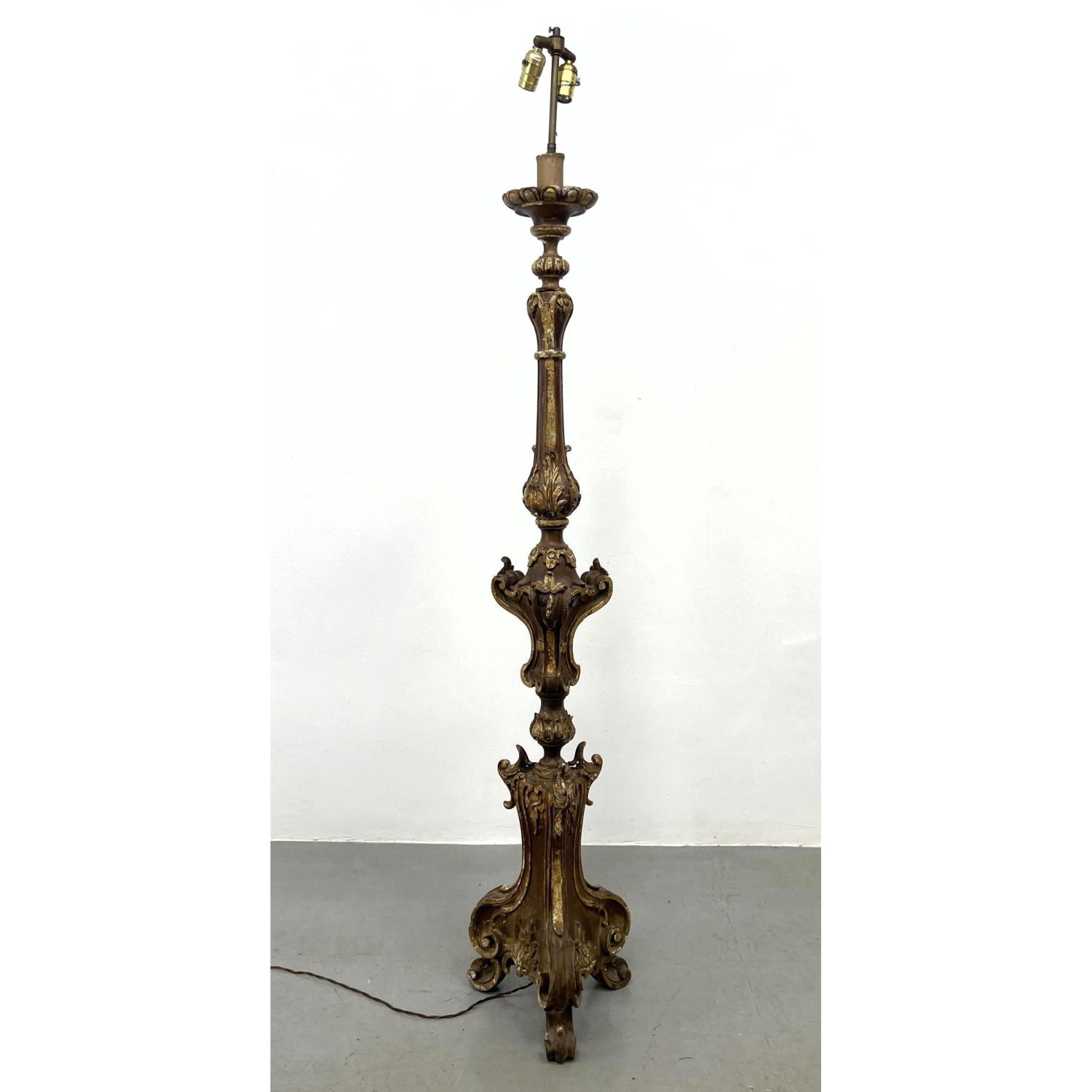 Gessoed Carved Wood Pricket Floor 2b911c