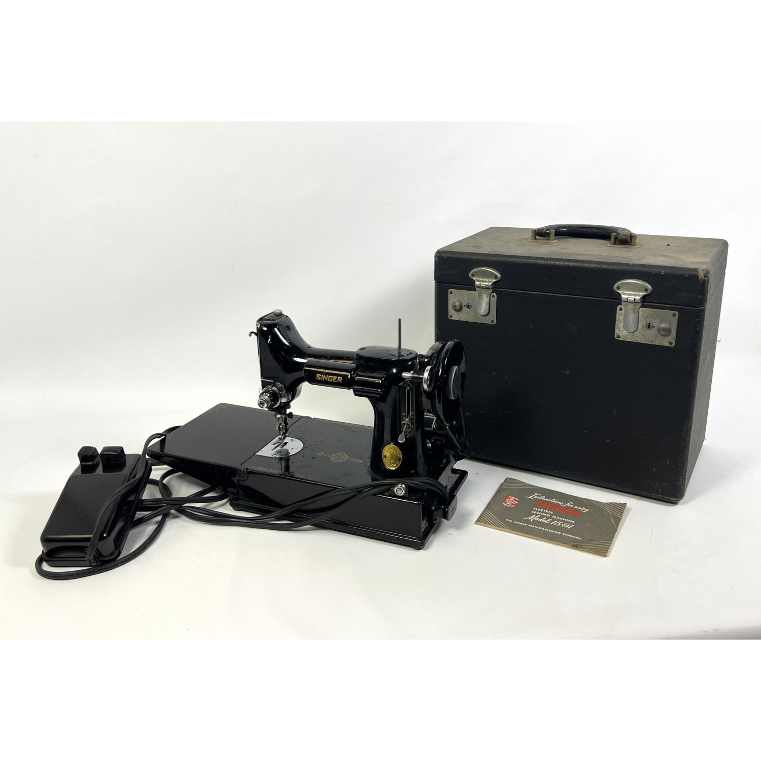 SINGER Featherweight 221 sewing