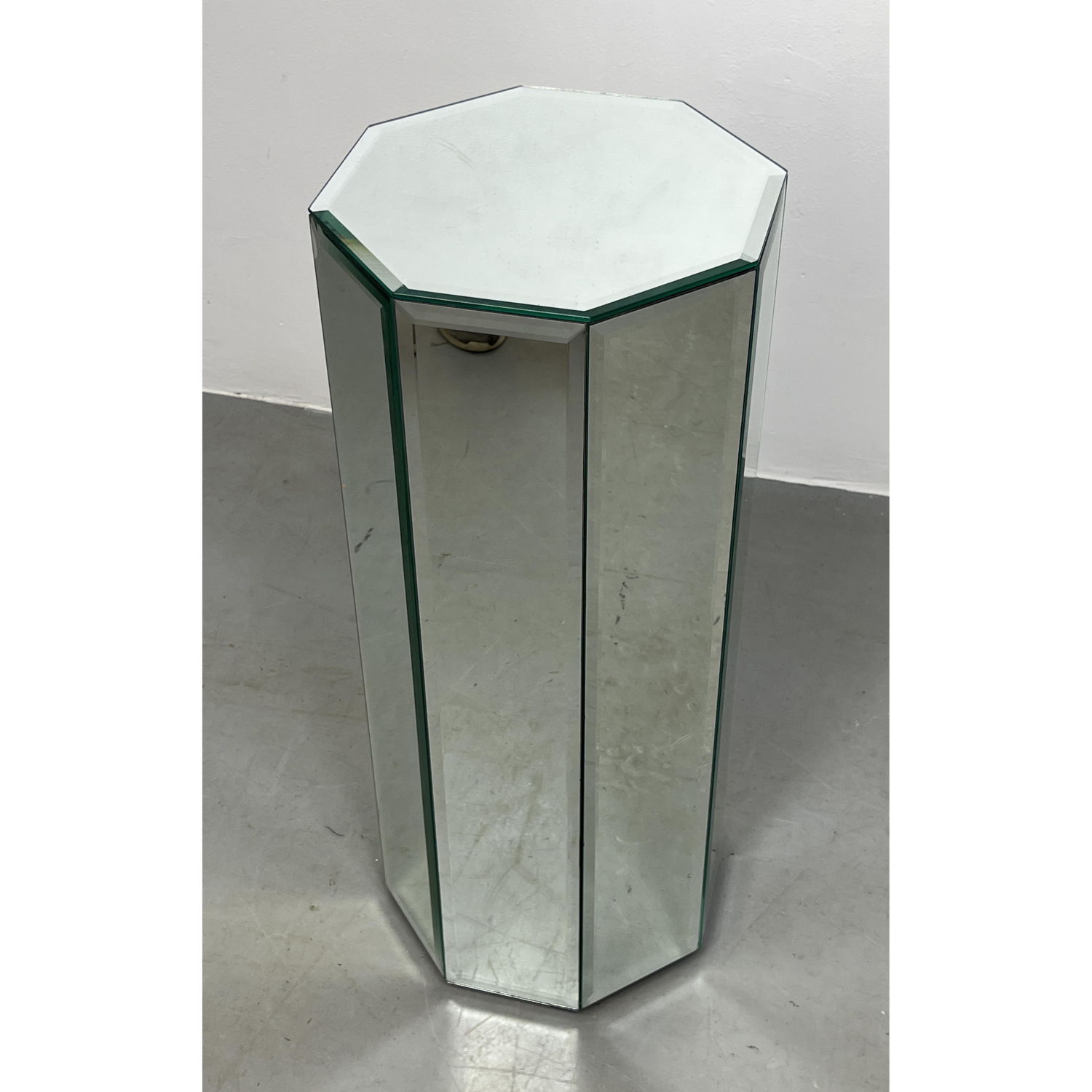 Octagonal Mirrored Surface Display 2b95b8