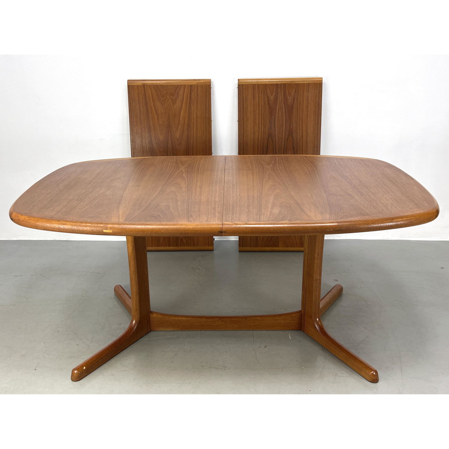 Dyrlund teak dining table with