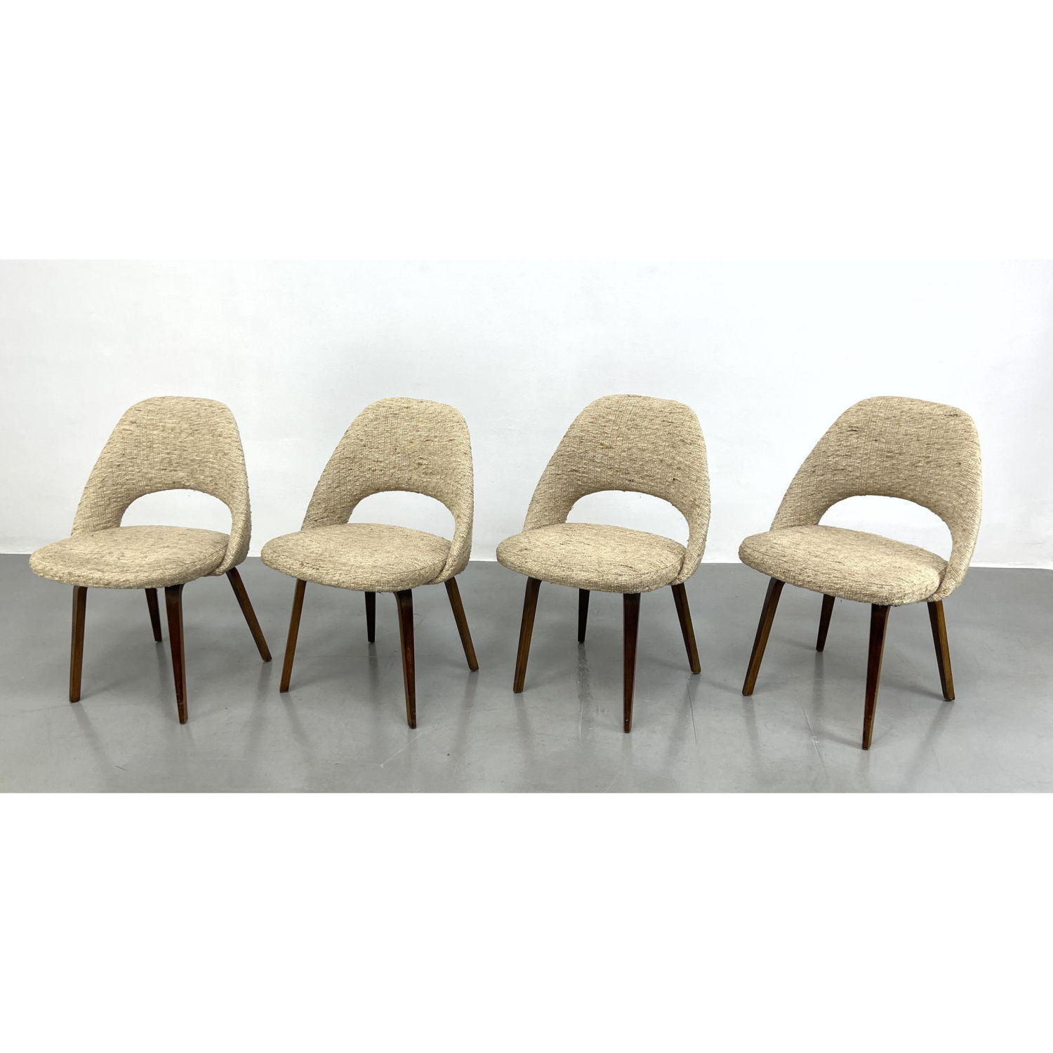 Set 4 Eero Saarinen Dining Chairs  2b9aca