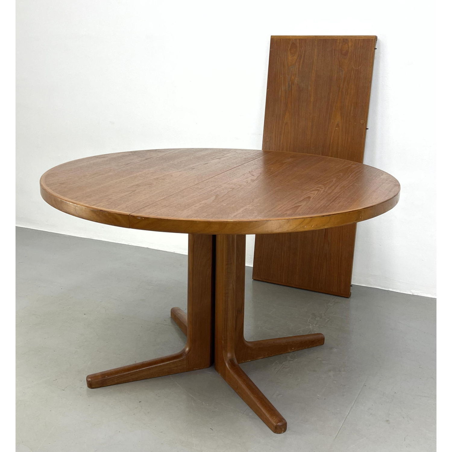 Danish Modern Teak Round Dining 2b9af6