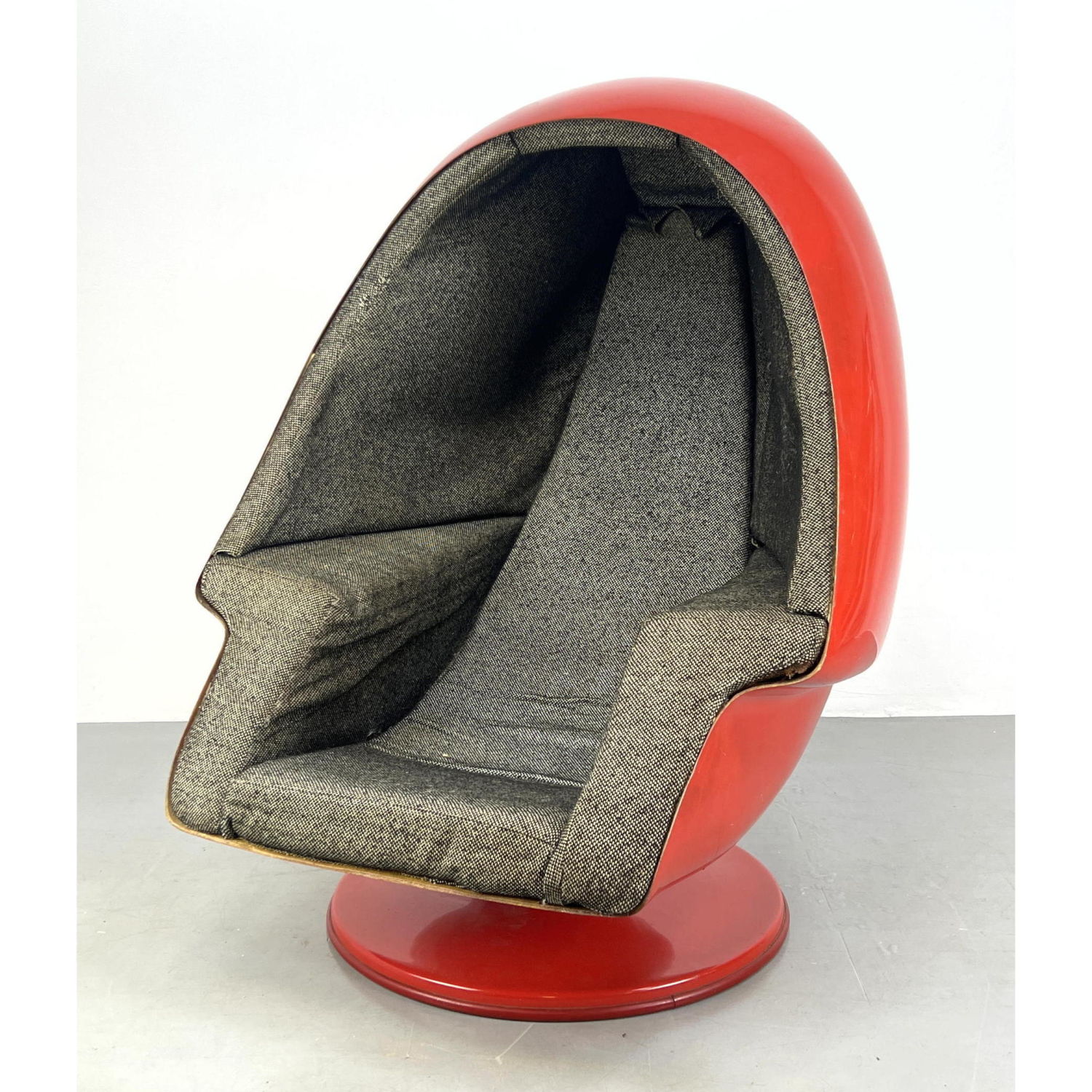 Modernist Red Plastic Egg Chair  2b9bd8