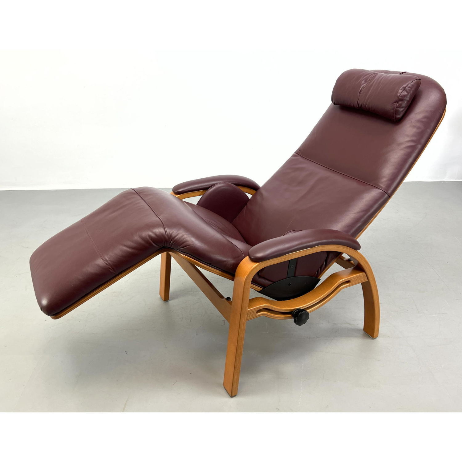 Leather Chaise lounge adjustable  2b9d7c