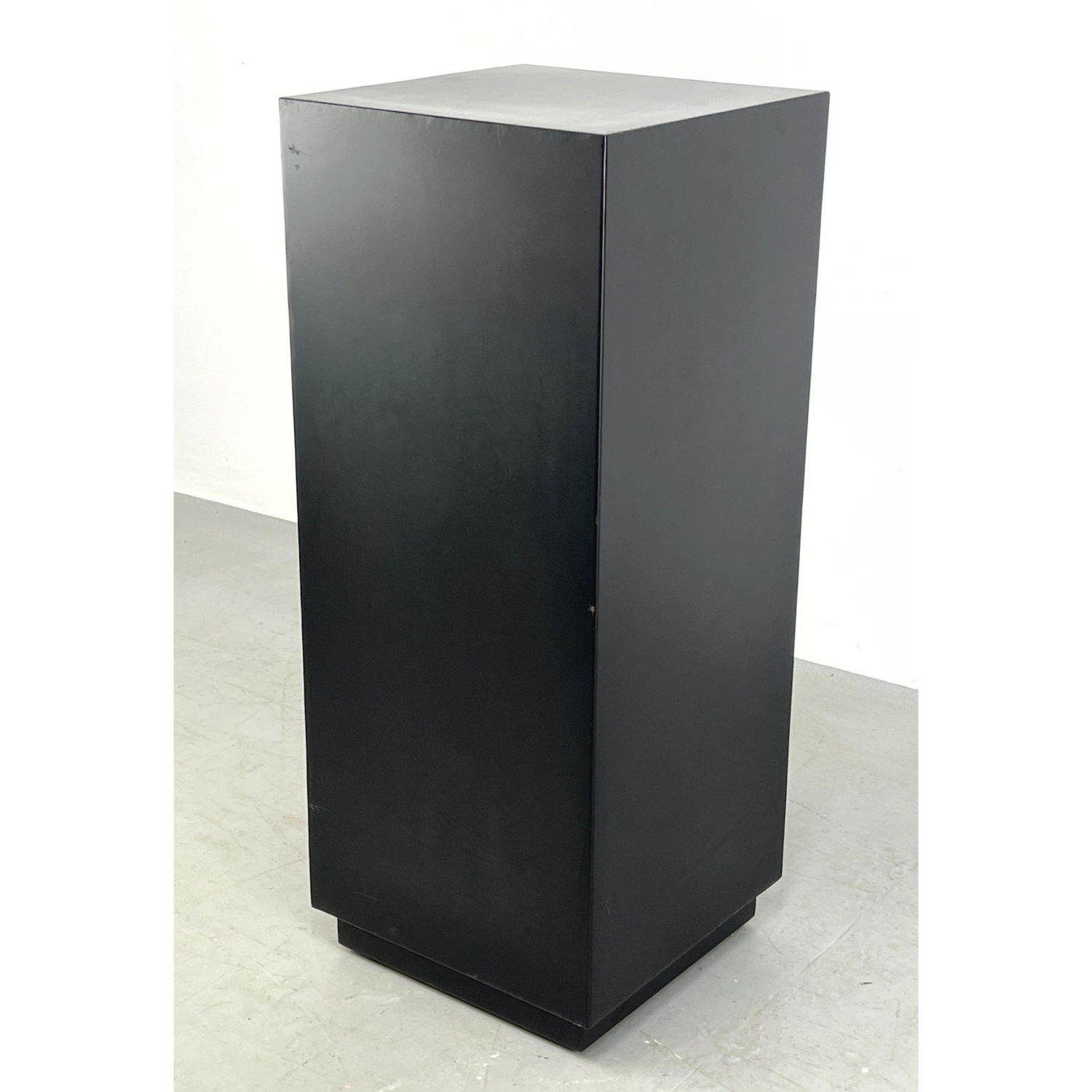 Simple Black Metal Pedestal Display 2ba240