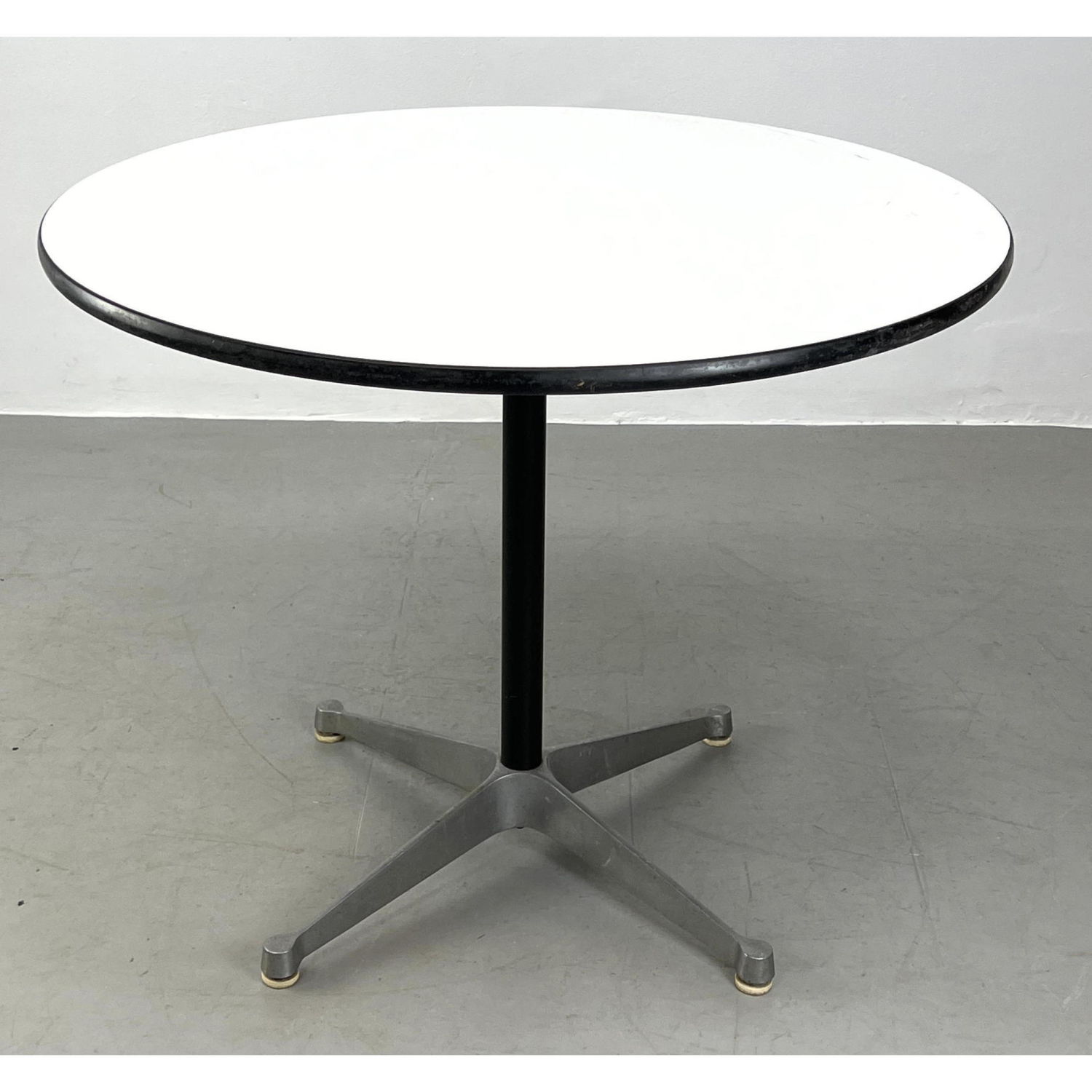 HERMAN MILLER Round Cafe Dining 2ba363