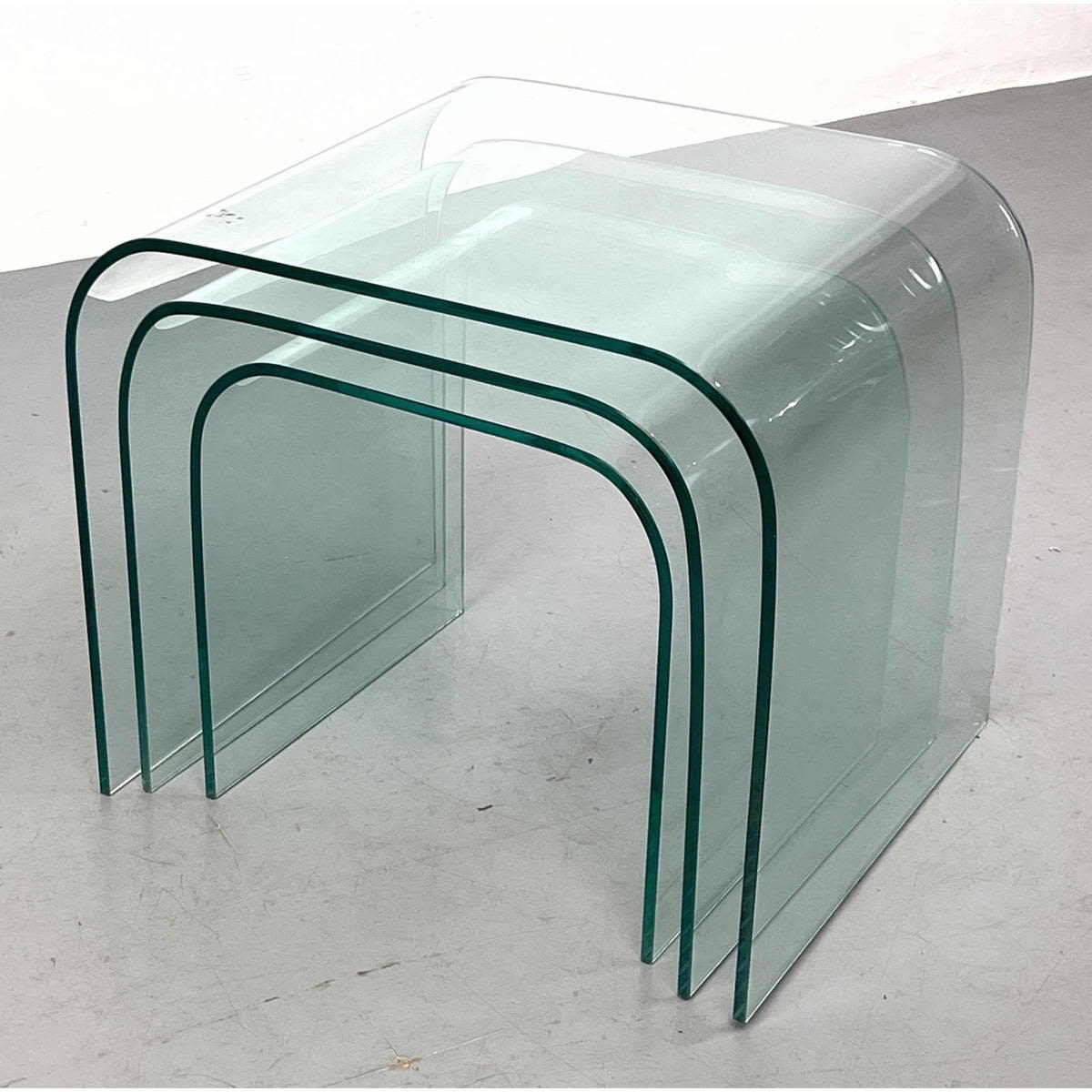 Set of Curved Glass Nesting Tables  2b7fc3