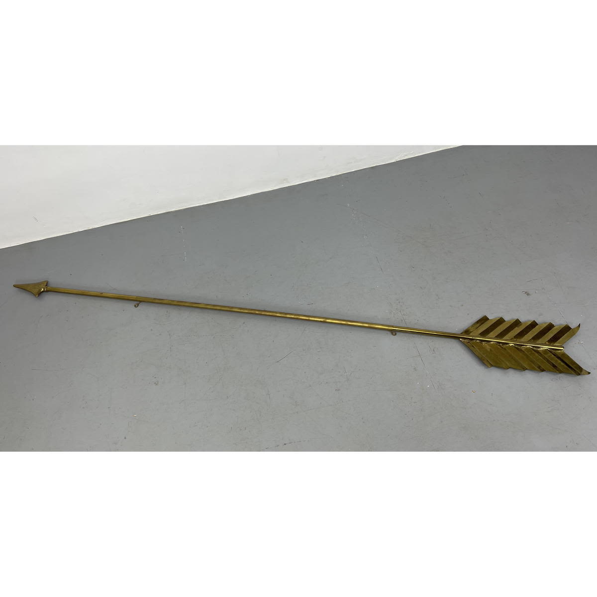 Large Decorative Brass Arrow Wall 2b8011