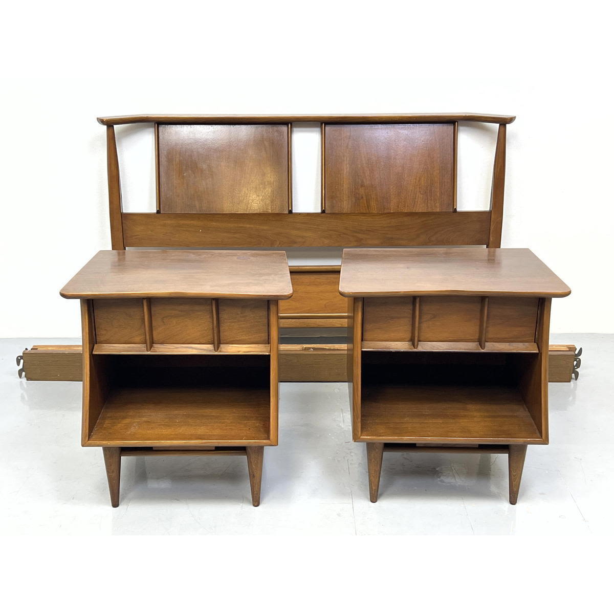 3pc KENT COFFEY Partial Bedroom Set.