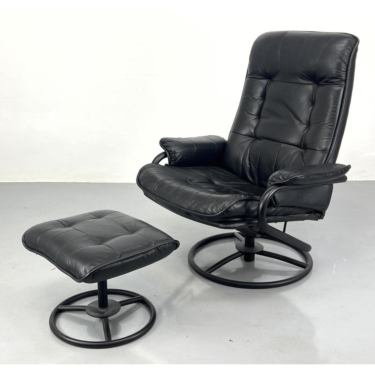 Pr Black Tube Frame Lounge Chair