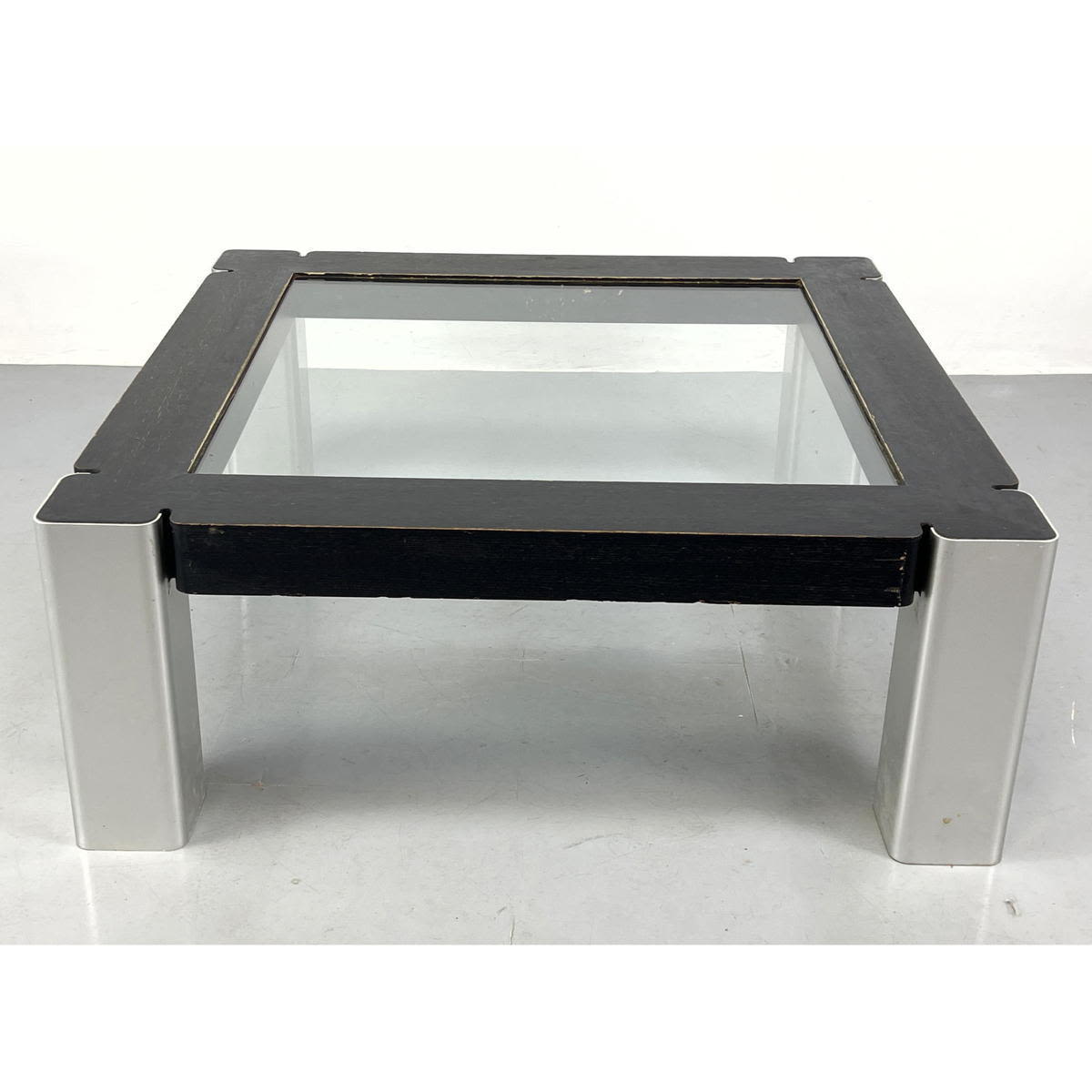 Square Glass coffee table extruded