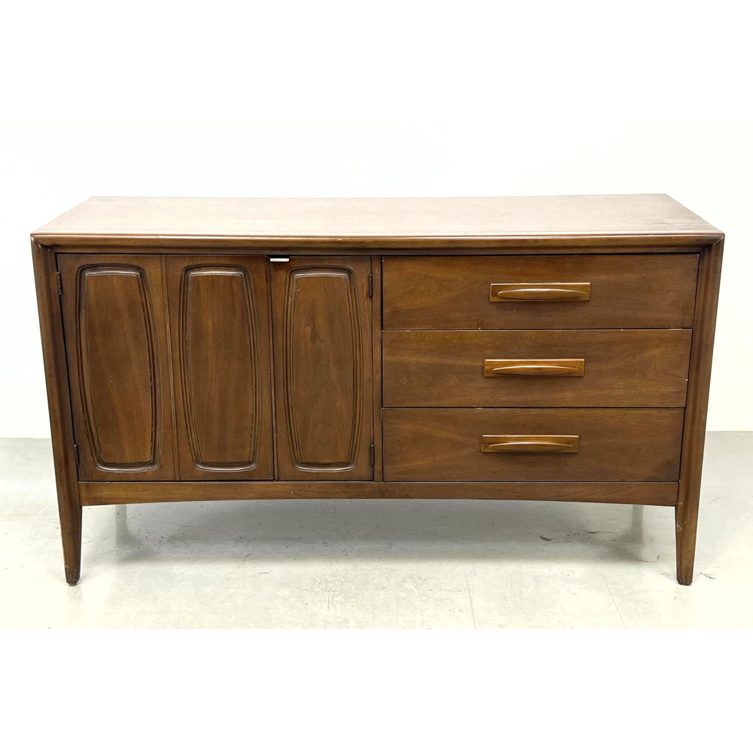 BROYHILL Premier Low Dresser Chest  2b893c