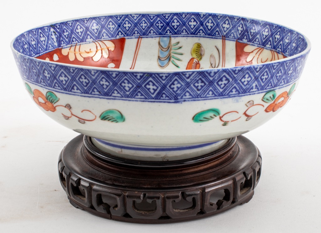 JAPANESE IMARI PORCELAIN BOWL ON WOOD