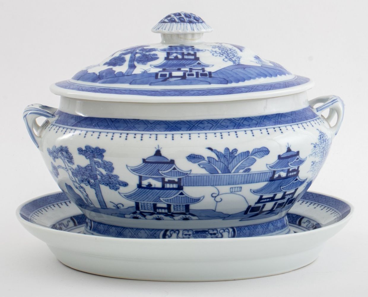 CHINESE CANTON STYLE COVERED DISH AND