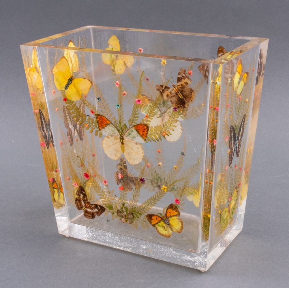 VINTAGE LUCITE VASE WITH BUTTERFLIES 2bc32f