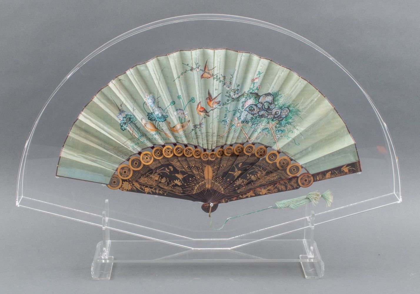 CHINESE HAND PAINTED FAN WITH GILT 2bc4c3