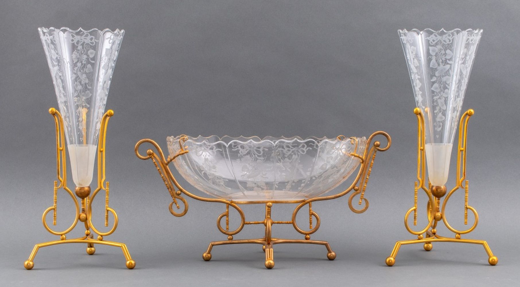 AESTHETIC MOVEMENT GARNITURE DE TABLE