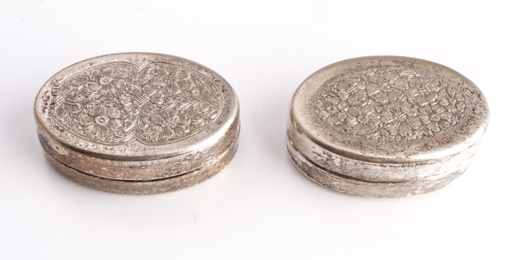 SILVER ENGRAVED FLORAL MOTIF PILL 2bc977