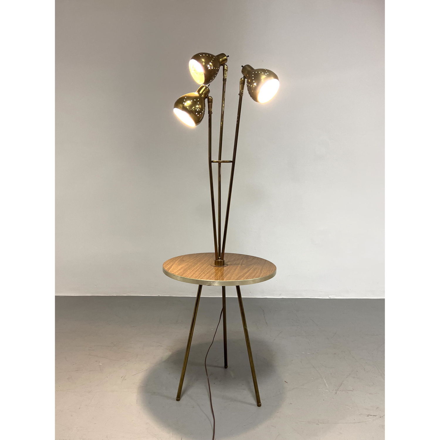 Mid Century Modern Tripod Lamp 2ba6a1