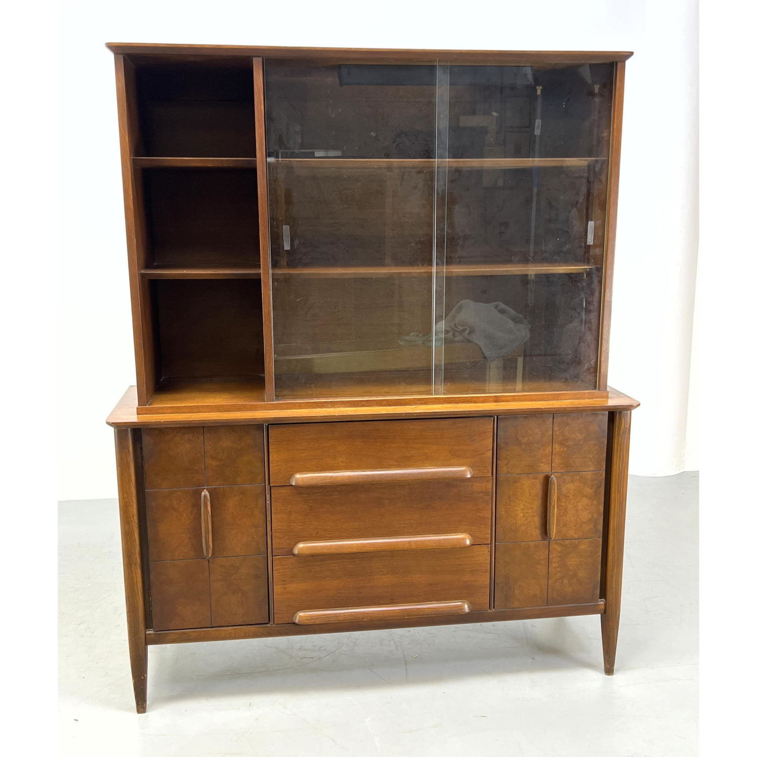 STANLEY American Modern China Cabinet 2ba737