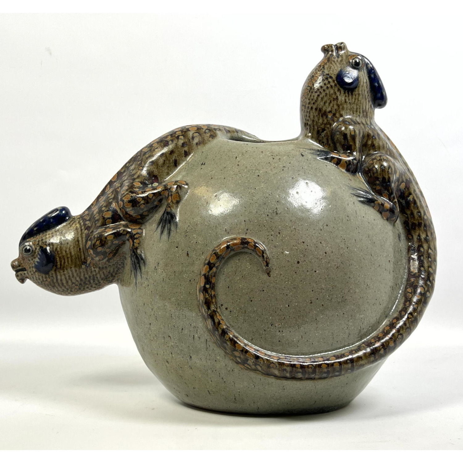 Pottery Vase with iguana decoration
