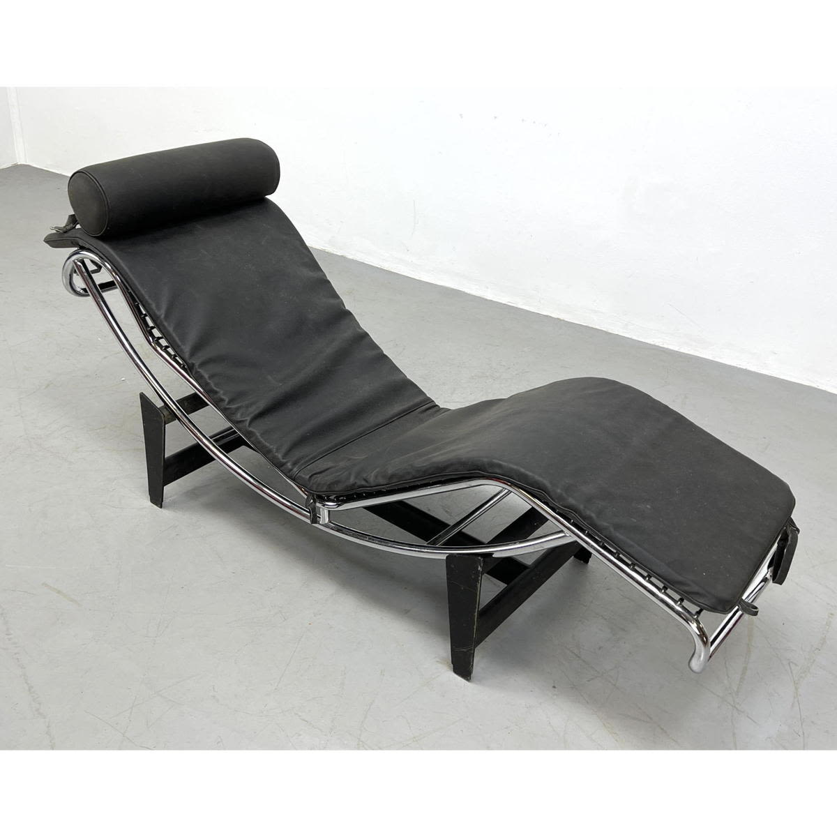 Le Corbusier style Gravity Chaise