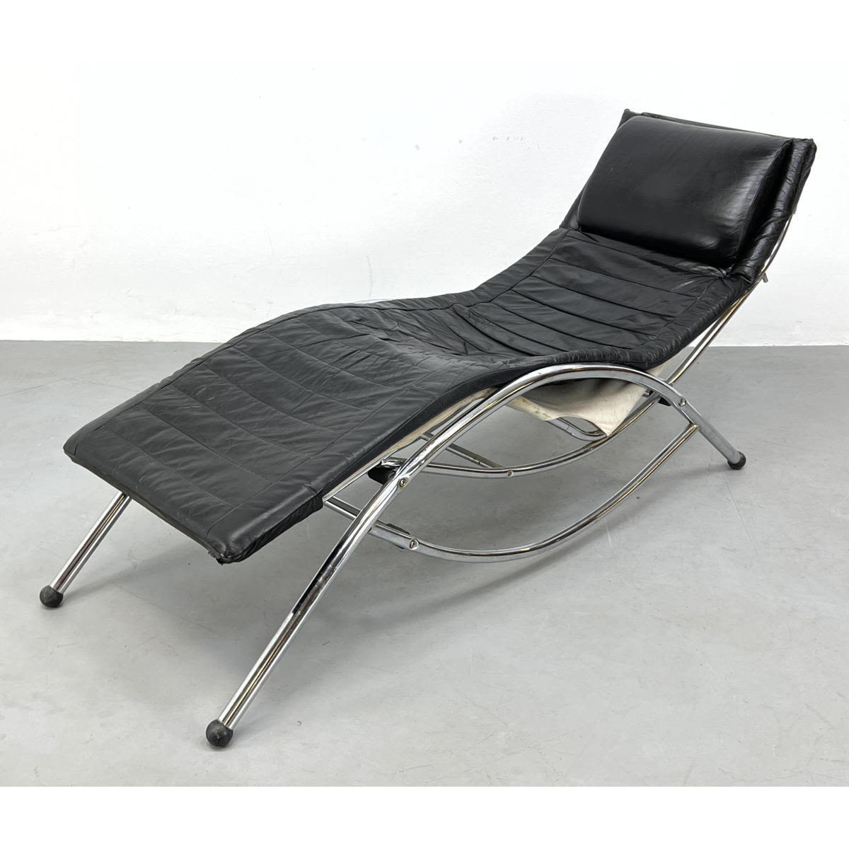 Modernist Chrome Chaise Lounge.