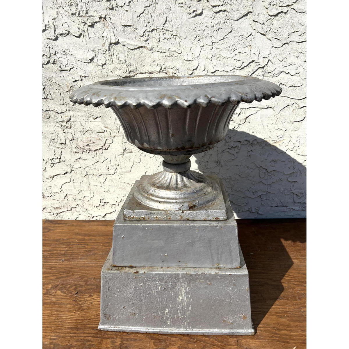 Iron garden Urn Planter painted 2bb089