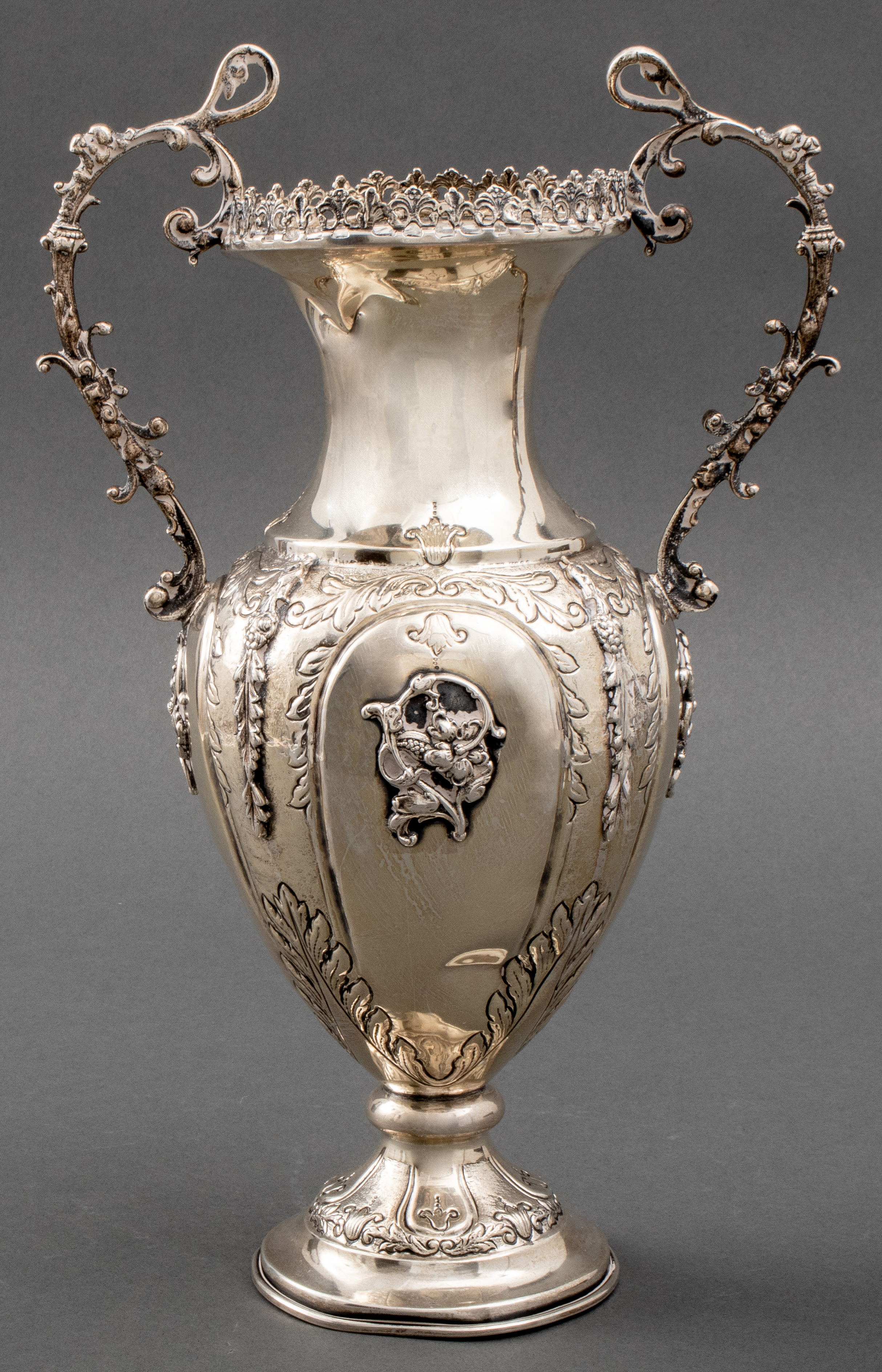 TURKISH SILVER VASE IN THE EUROPEAN 2be083