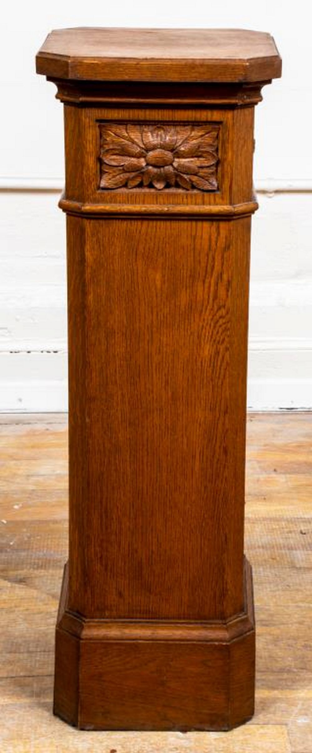 NEOCLASSICAL STYLE CARVED OAK PEDESTAL 2bd4e4